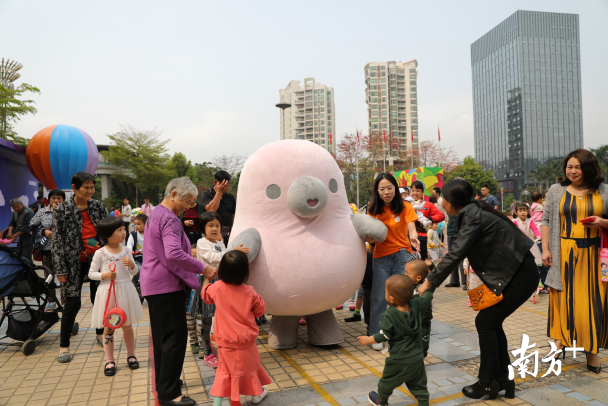 想要和萌萌噠的“鴨梨哥”見(jiàn)面嗎？快來(lái)布吉雕塑公益巡展吧